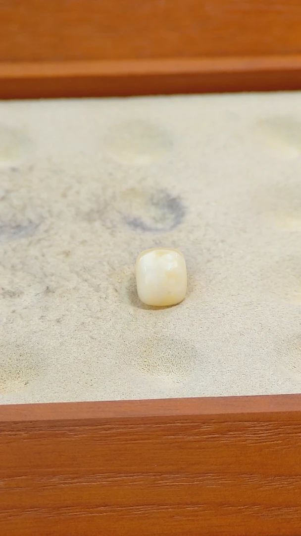【闪购商品】蜜蜡裸石未镶嵌俄料全品8Mm0.368克