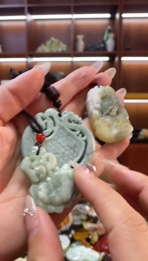 未镶嵌蛇纹石玉挂件