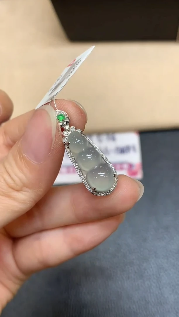 颈饰18K金镶嵌翡翠【无鉴赏期】福豆【无服务费