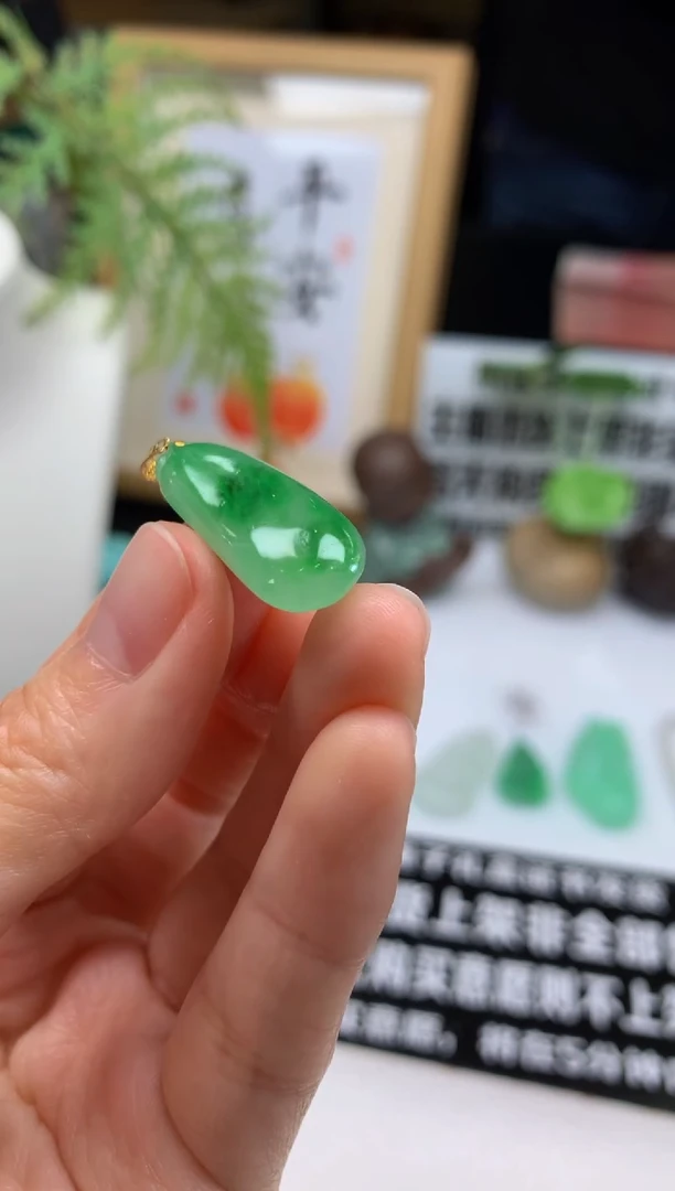 翡翠18K金镶嵌颈饰---15104