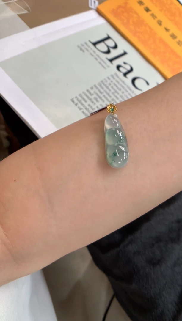 翡翠18K金镶嵌颈饰福豆