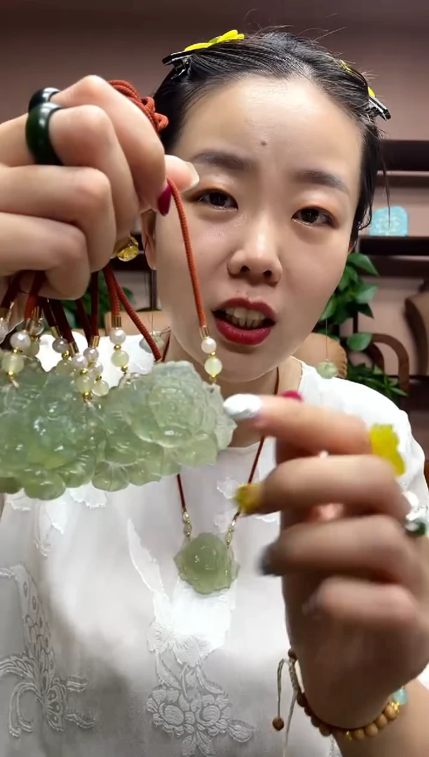 岫玉未镶嵌吊坠多样性发货发其中之一
