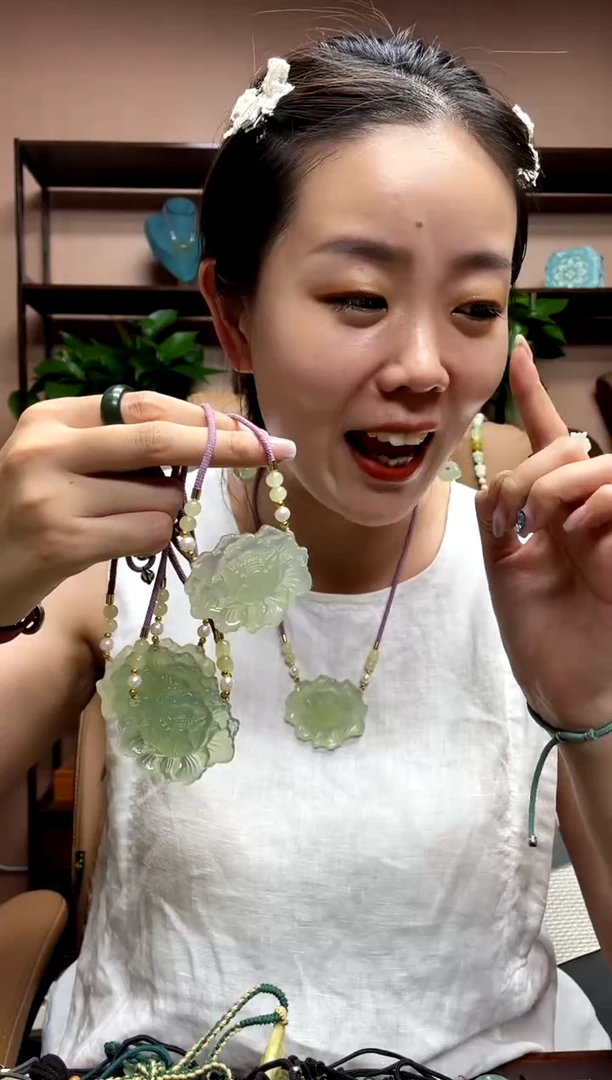 岫玉未镶嵌颈饰多样性发货发其中之一