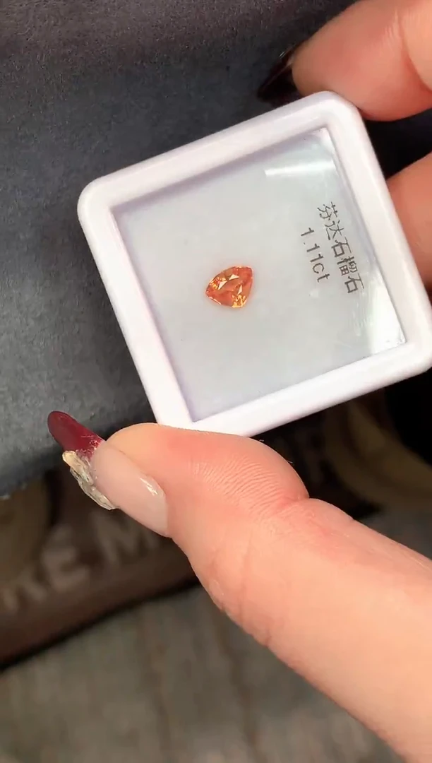 未镶嵌耳饰石榴石（芬达石）1.11克拉