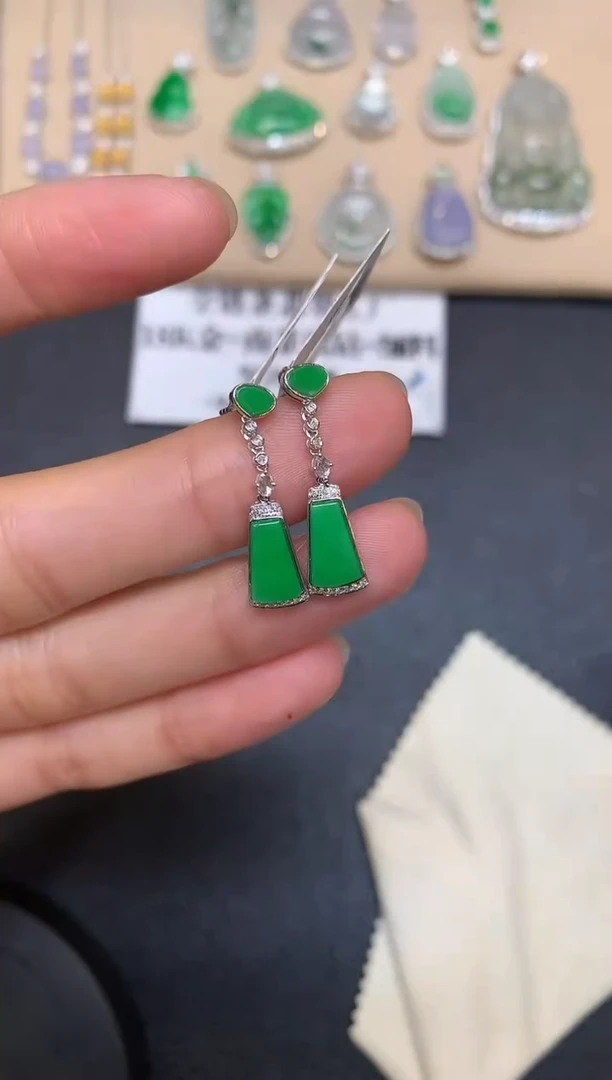 18K金镶嵌翡翠耳饰无事牌【无服务费