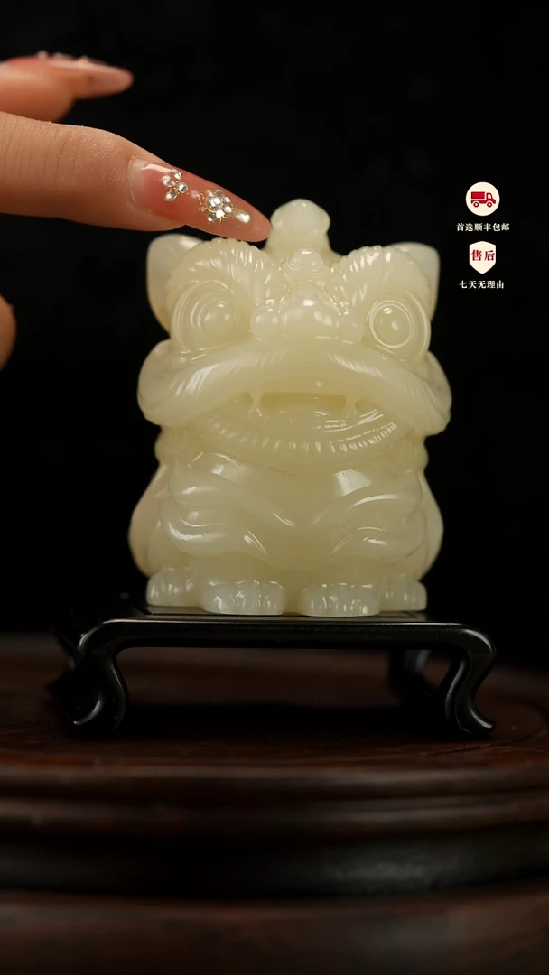 云南石竹叶青雕刻：吉庆醒狮摆件