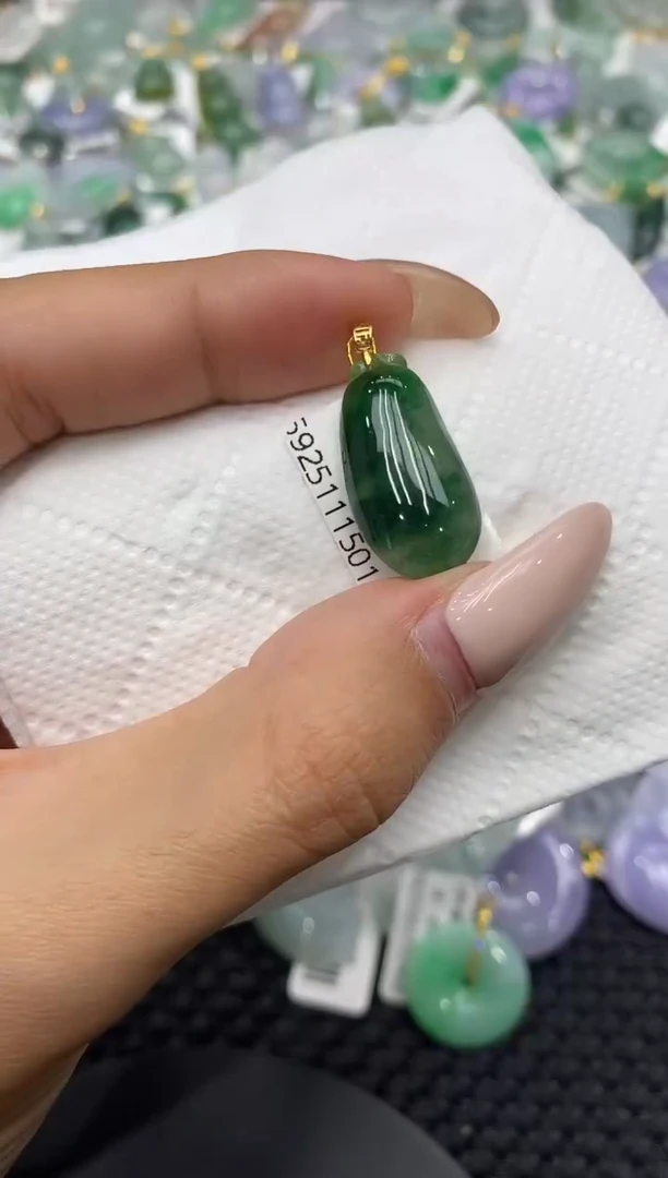 颈饰18K金镶嵌翡翠111111111111