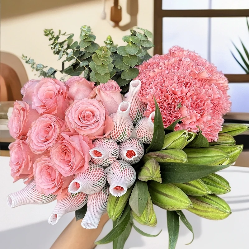 粉玫瑰+香水百合+康乃馨10枝+配草5枝+鲜花营养液2包）-云南鲜花