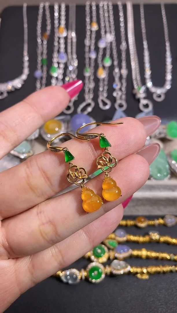 颈饰18K金镶嵌翡翠耳饰