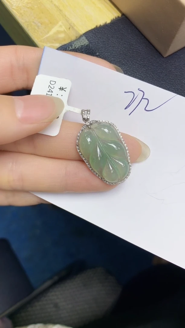 翡翠18K金镶嵌颈饰 天然翡翠A货