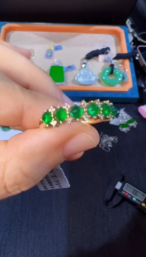 祖母绿戒指18K金镶嵌戒指