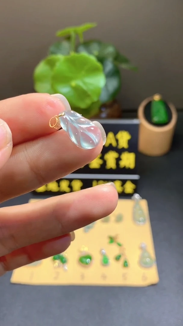 颈饰18K金镶嵌翡翠翡翠A货