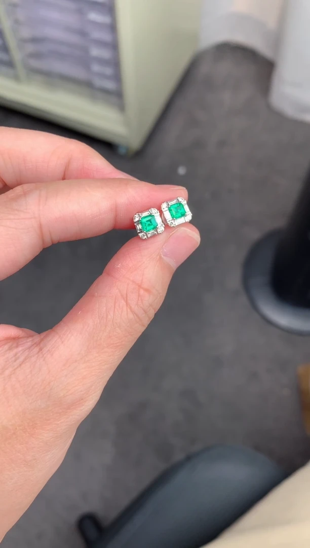 【闪购商品】祖母绿耳钉18K金镶嵌60分祖母绿耳钉