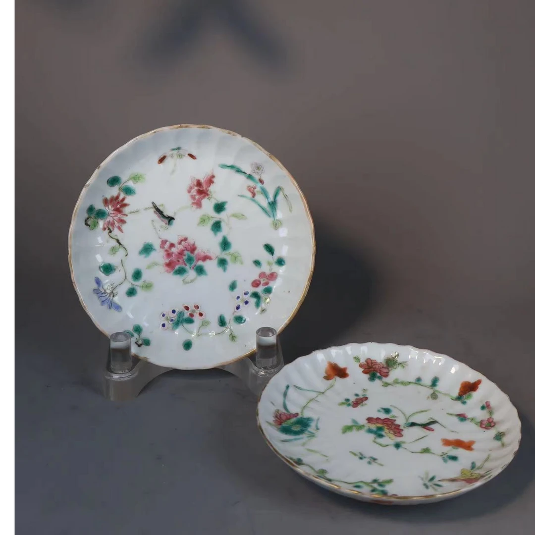 45:清同治粉彩蝗虫飞黄腾达菊瓣盘一对