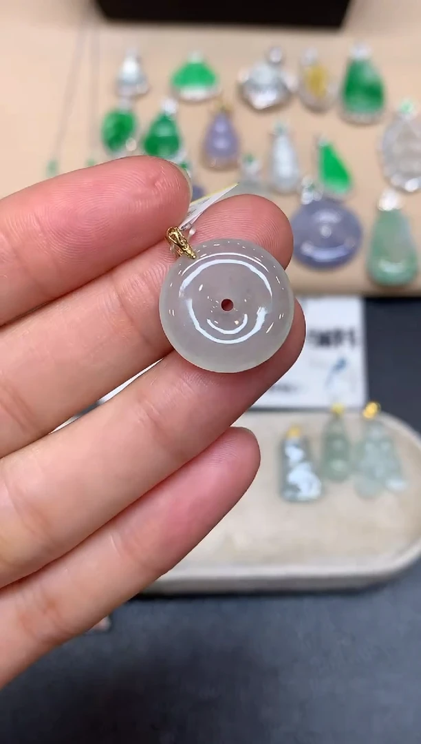 颈饰18K金镶嵌翡翠平安扣【无服务费