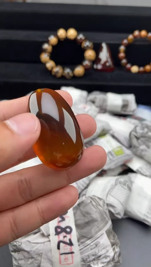 琥珀颈饰未镶嵌随形吊坠
