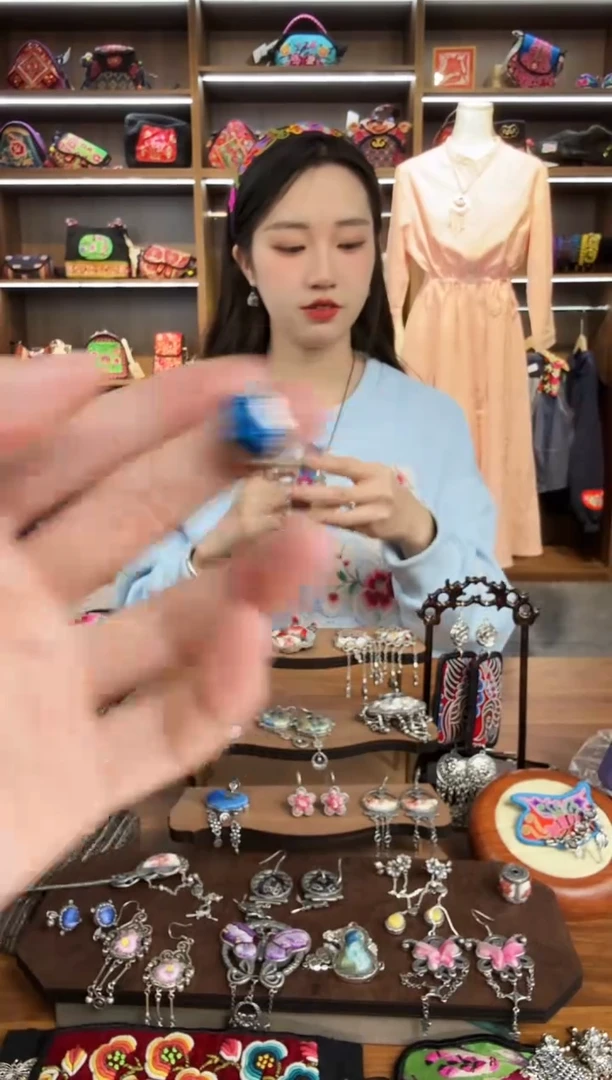 【闪购商品】织绣69蒙阿苏苗绣传承