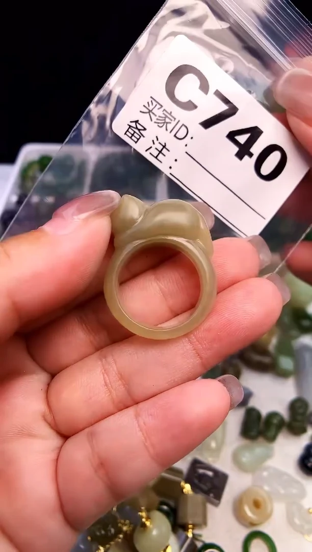 颈饰未镶嵌和田玉猫?1