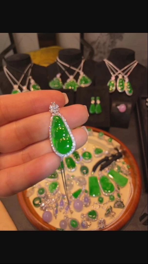 翡翠18K金镶嵌吊坠(不含链)豆子