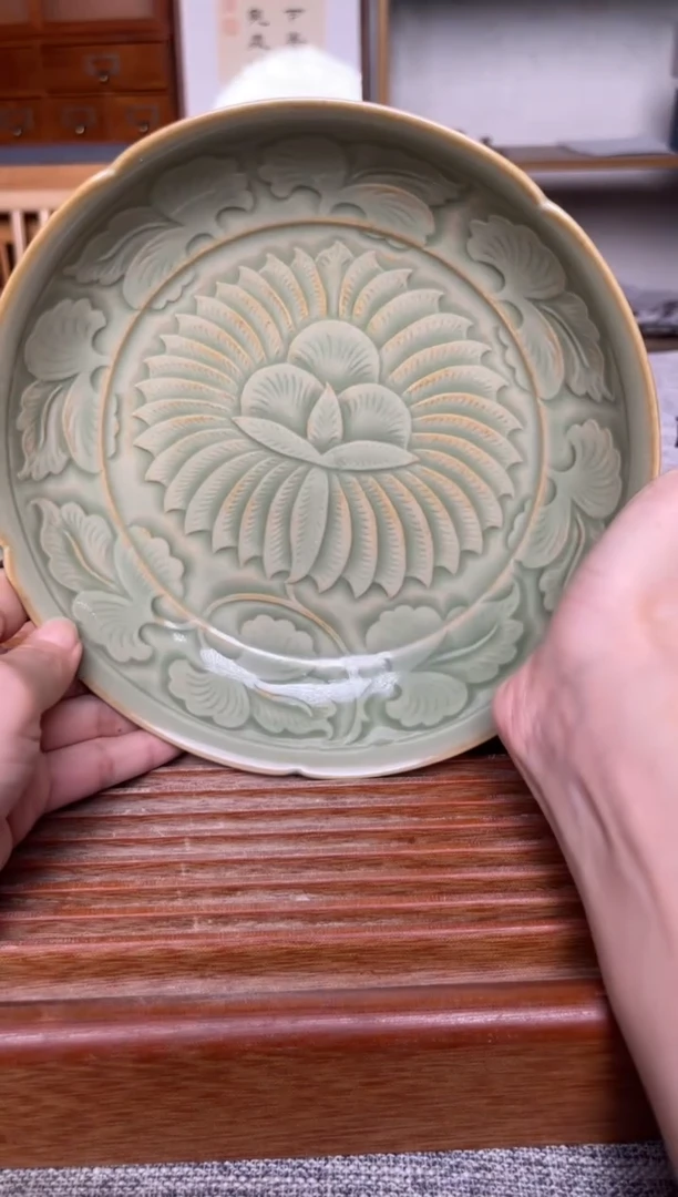 其他耀州窑橄榄绿大牡丹葵口壶承  微瑕