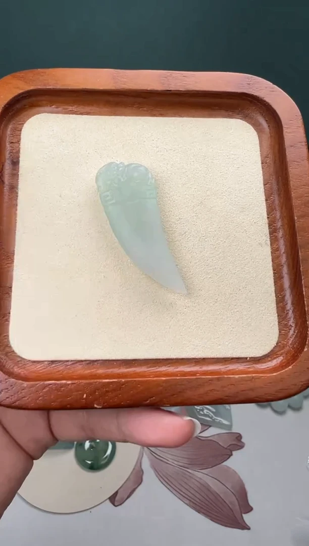 定制翡翠未镶嵌晴底龙牙