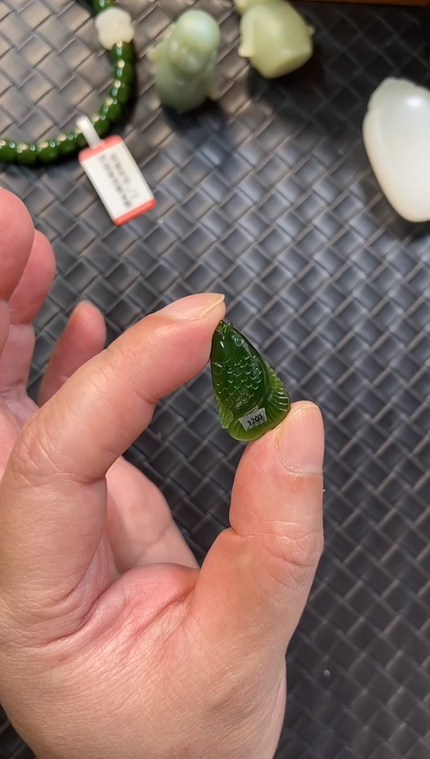 颈饰未镶嵌和田玉（碧玉）精品手工雕刻鱼吊坠