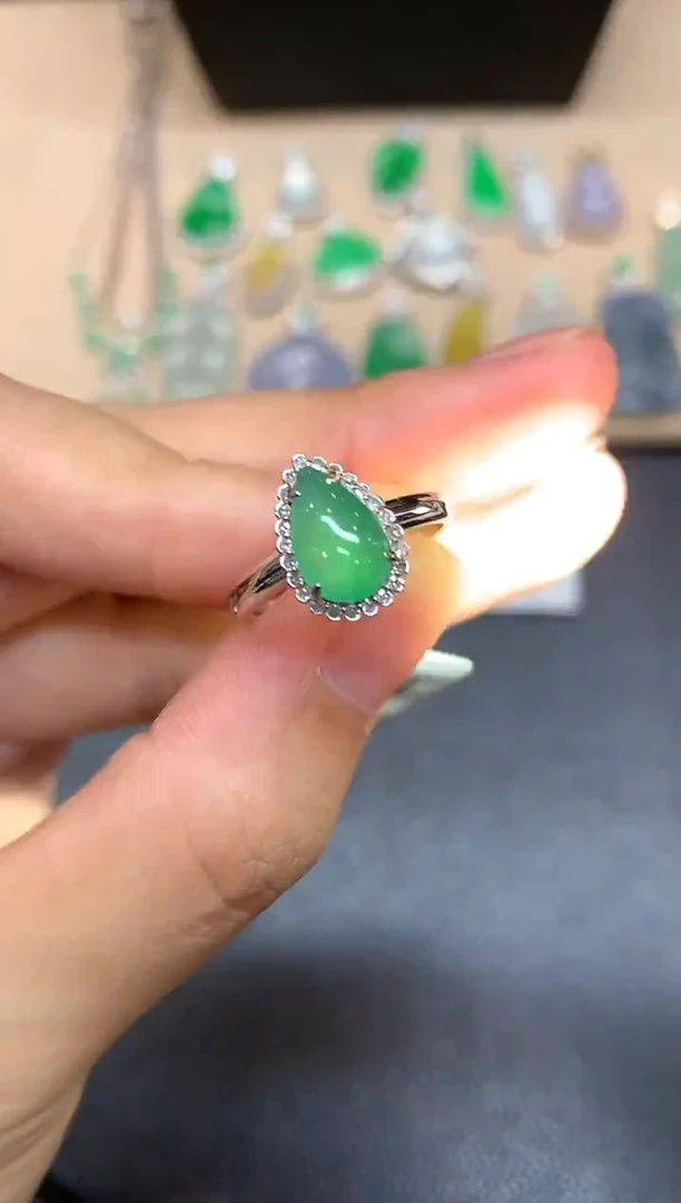 18K金镶嵌戒指翡翠水滴【无服务费