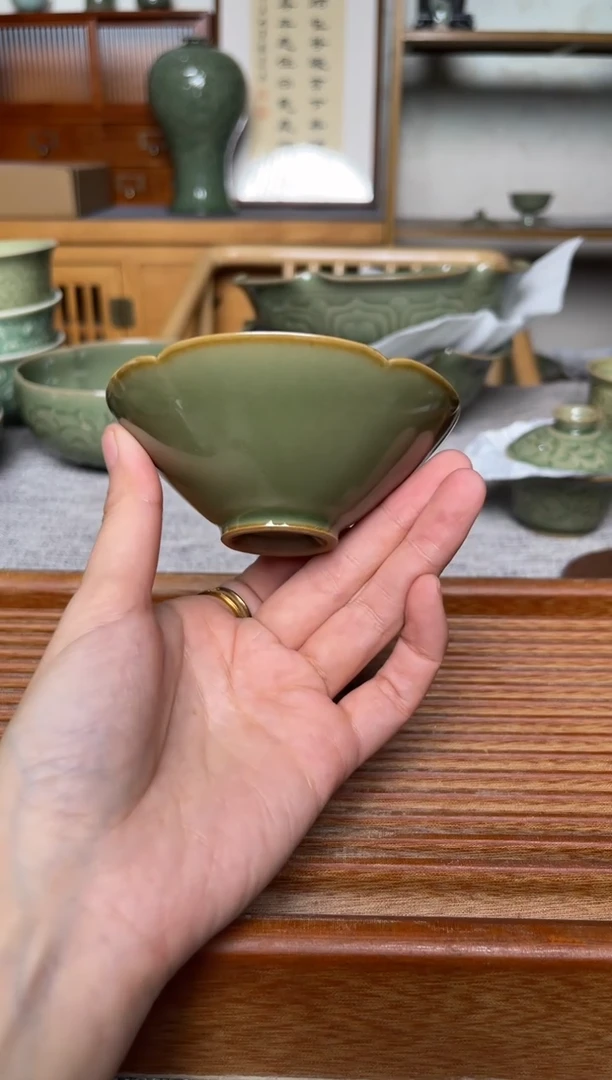 陶瓷纯手工橄榄绿素面薄胎斗笠盏  微瑕