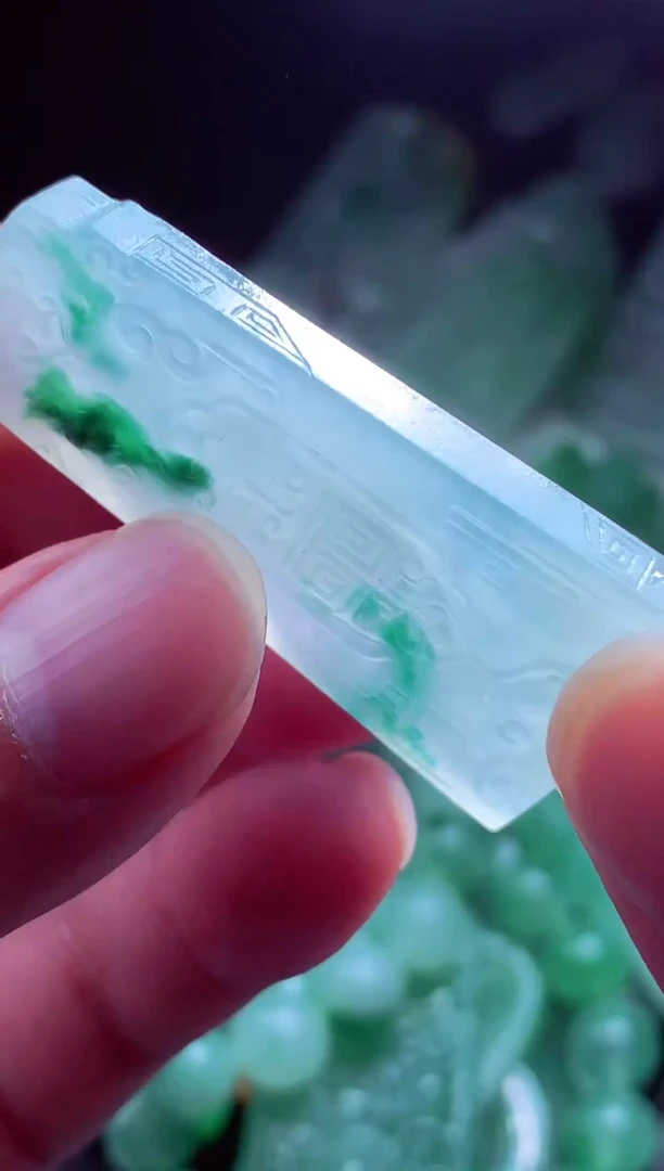 未镶嵌定制翡翠雨***?翡翠毛货定制