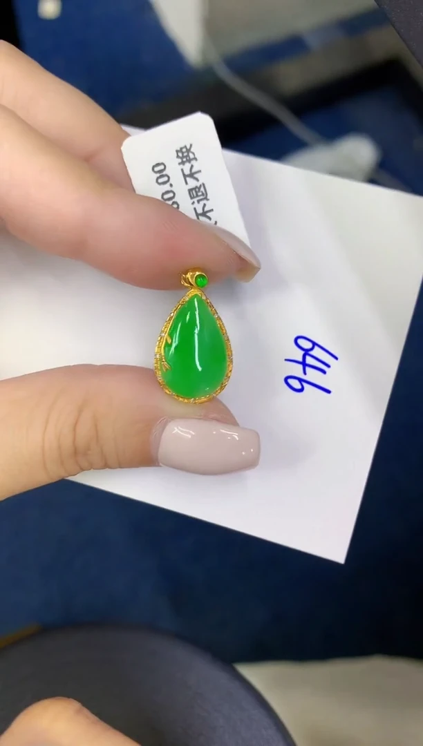 颈饰18K金镶嵌翡翠缅甸天然翡翠A货