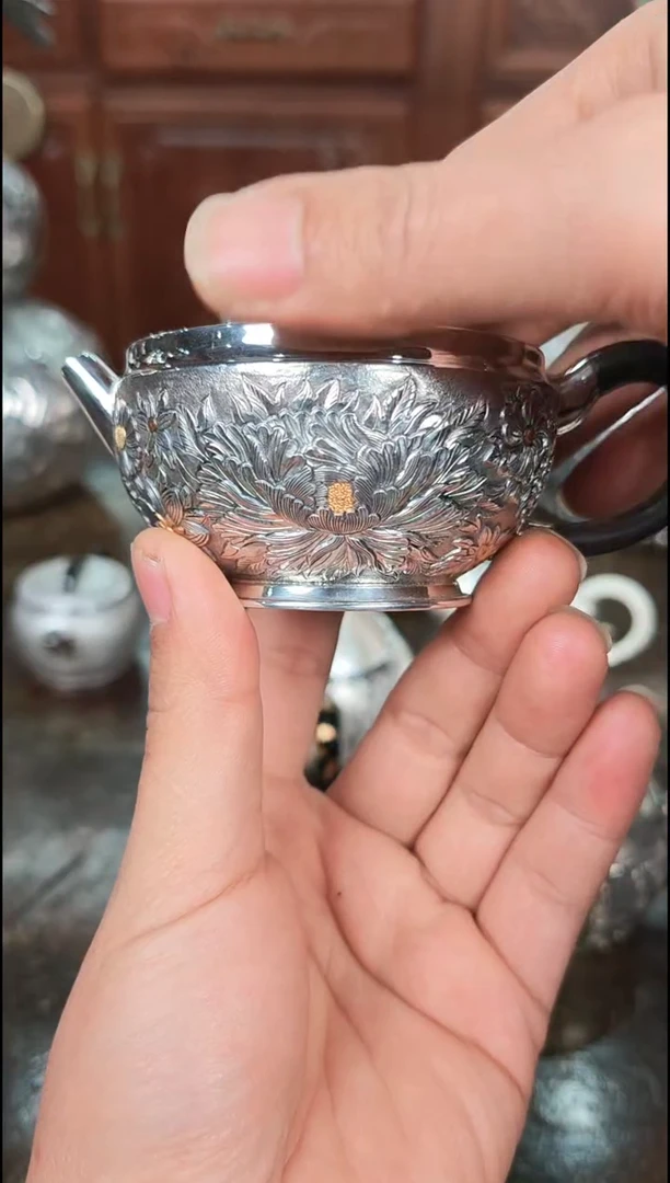我***人足银手工精工百花錾刻泡茶壶