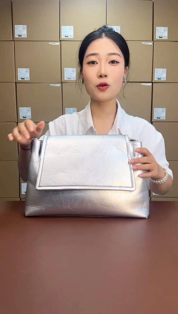 牛皮（革）银色大翻盖轻奢女包