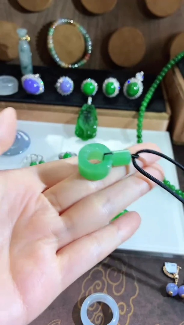 翡翠未镶嵌颈饰吊坠