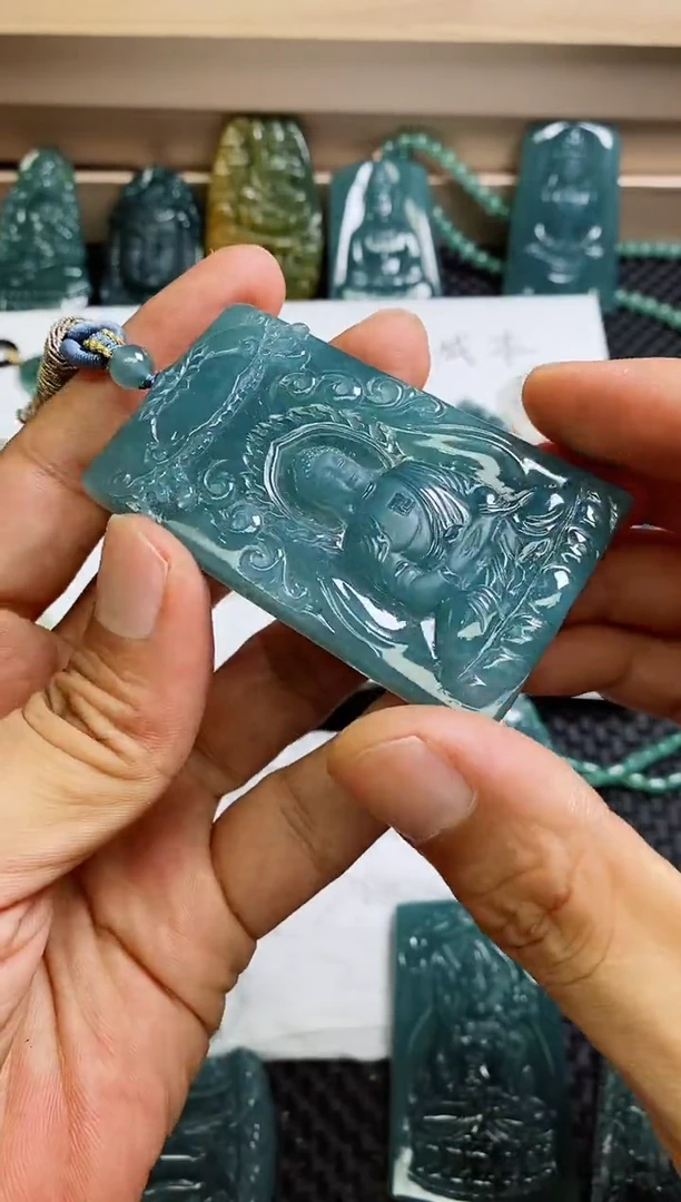 翡翠未镶嵌颈饰誠*。