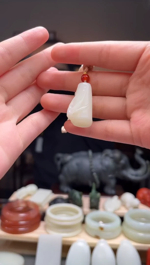 颈饰未镶嵌和田玉吊坠