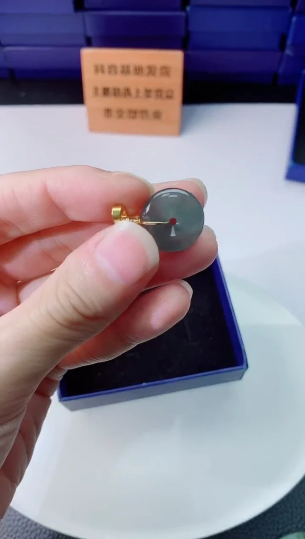 翡翠未镶嵌颈饰     `