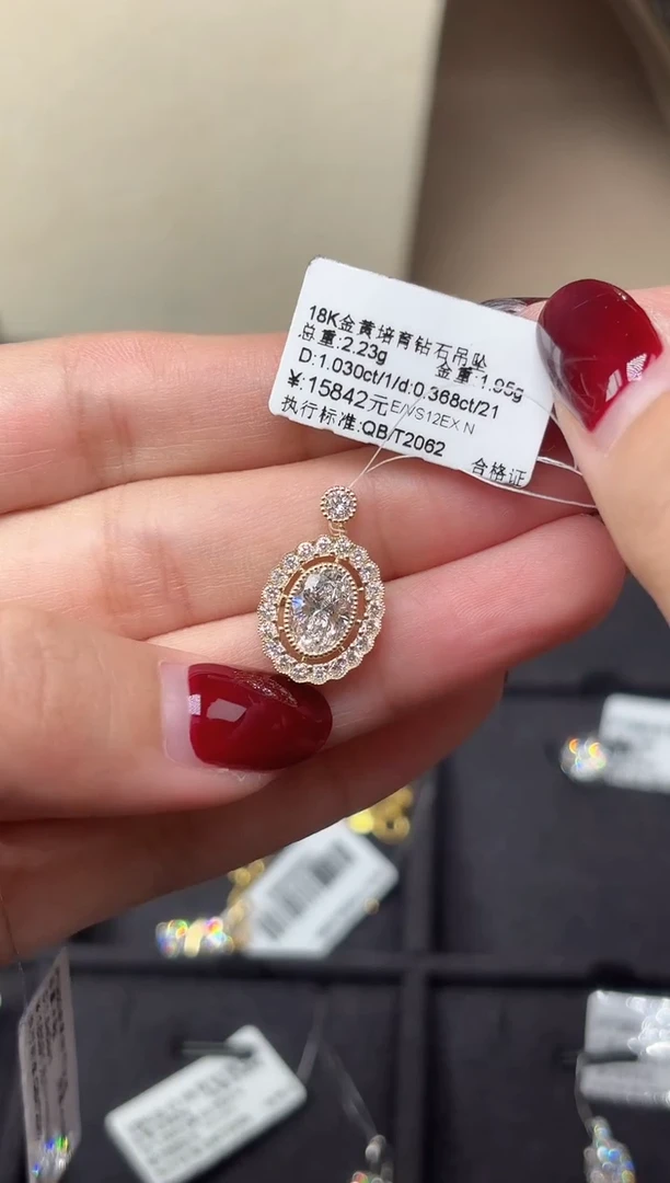 18K金镶嵌颈饰合成钻石吊装