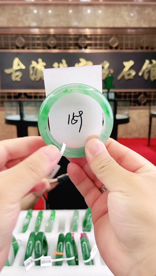 未镶嵌手镯石英质玉（非洲翠）微瑕一经发货运费不退介意勿拍
