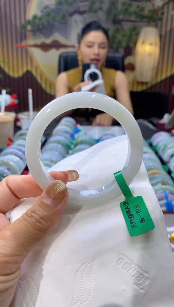 翡翠手镯未镶嵌多人05589