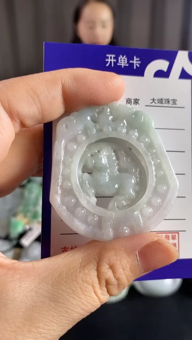 翡翠未镶嵌颈饰翡翠马牌镂空