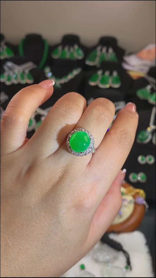 18K金镶嵌戒指翡翠戒指