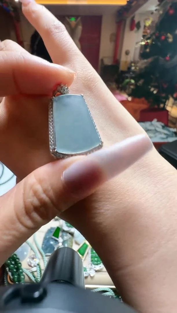 【闪购商品】翡翠吊坠(不含链)未镶嵌翡翠