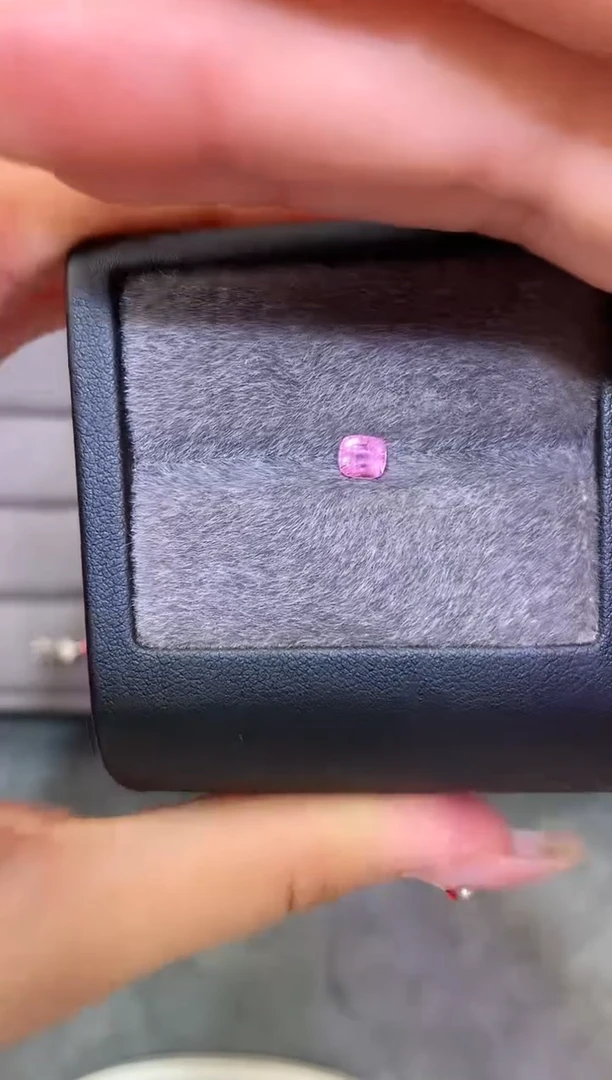 裸石尖晶石枕型 银粉色调 0.55ct