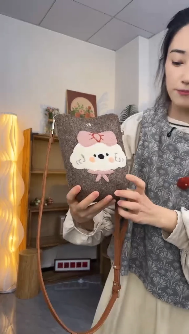 羊毛非遗纯手工包  手机包小狗