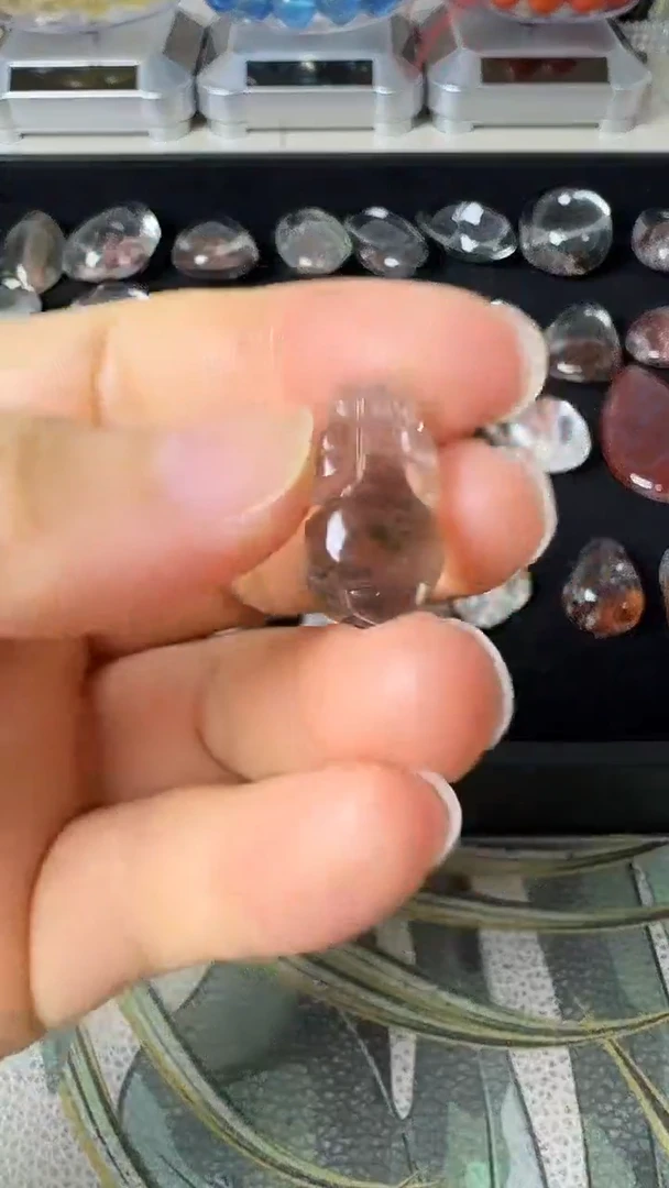 颈饰未镶嵌水晶矿坑