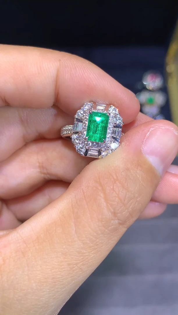 18K金镶嵌戒指祖母绿0.81CT  哥伦比亚