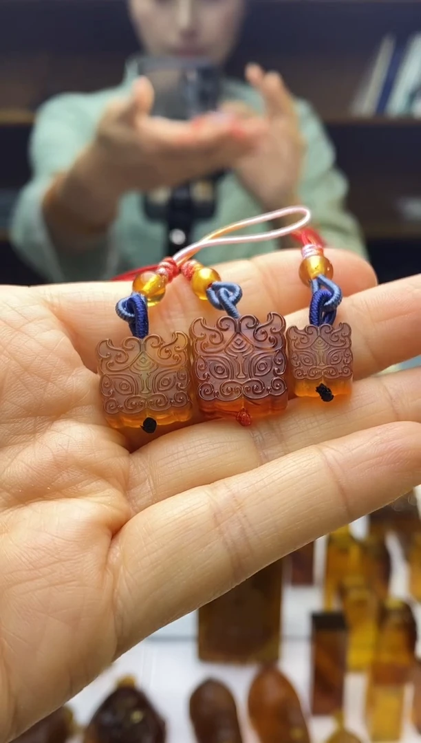 琥珀颈饰未镶嵌SN81-1（兽面*3）手机挂