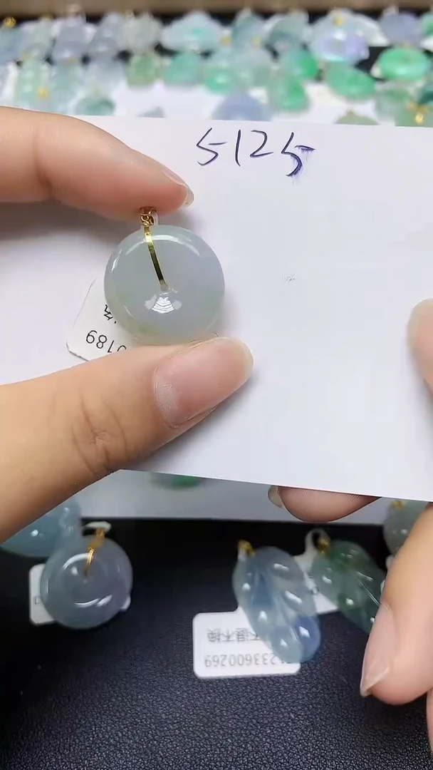 翡翠18K金镶嵌颈饰 天然缅甸翡翠A货