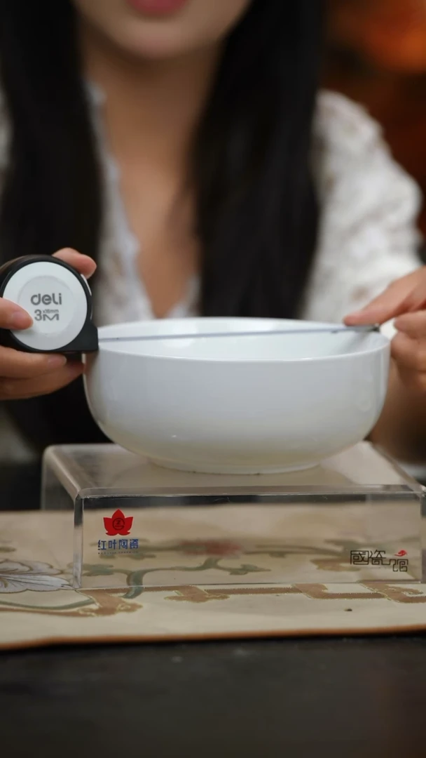 2个微瑕白胎7英寸直口碗（无底款）