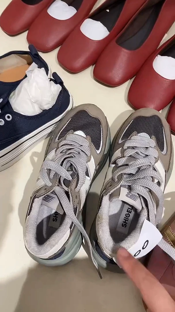 小**?n灰色运动鞋36码200